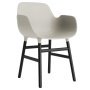 Form Armchair stoel met zwart onderstel licht grijs