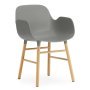 Form Armchair stoel met eiken onderstel grijs