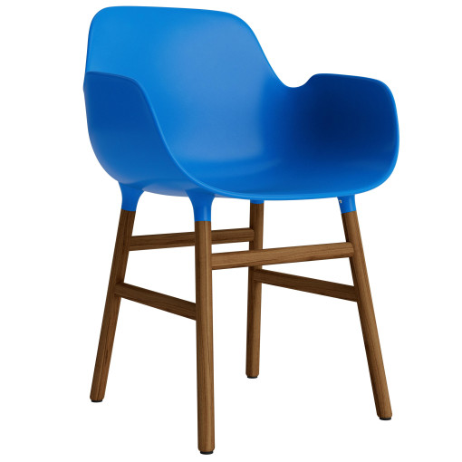 Form Armchair stoel met walnoten onderstel felblauw