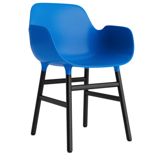 Form Armchair stoel met zwart onderstel felblauw