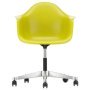 Eames PACC stoel, draaibaar met wielen mosterd