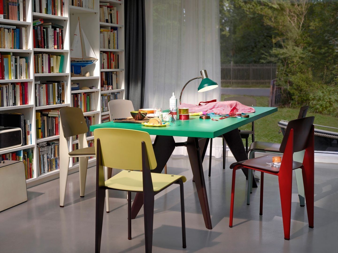 Eetkamer Eetkamer inspiratiefoto met Vitra Banken en stoelen