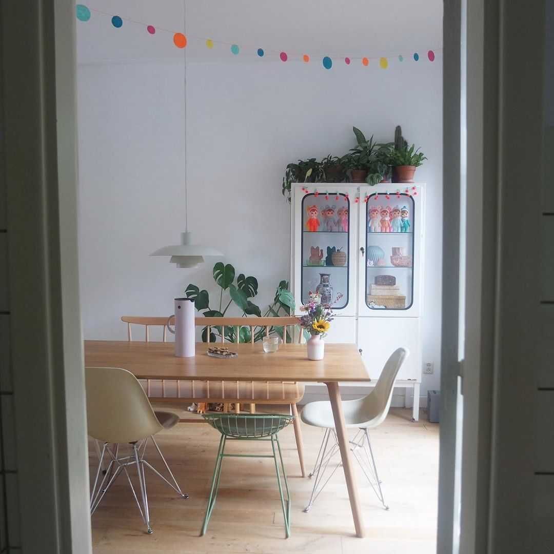 Eetkamer Eetkamer inspiratiefoto met Vitra Krukjes