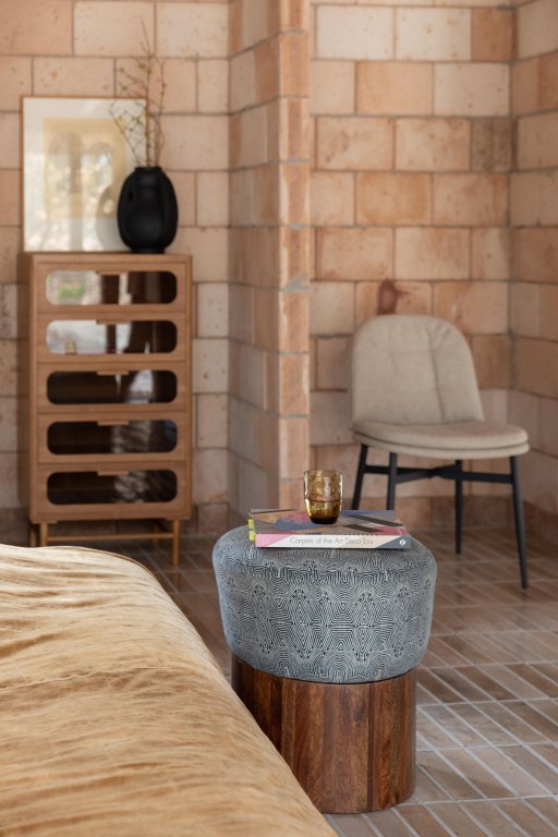 Gallery image for position 1