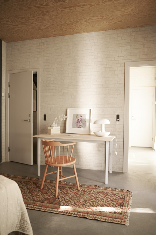 Gallery image for position 1