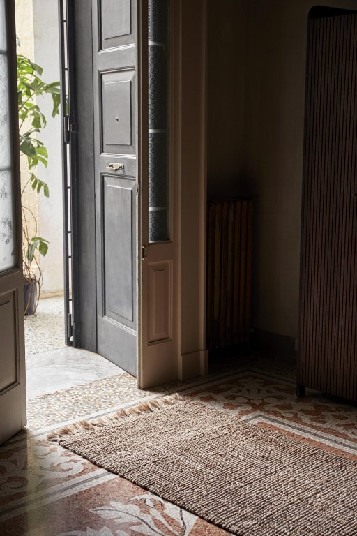 Gallery image for position 1