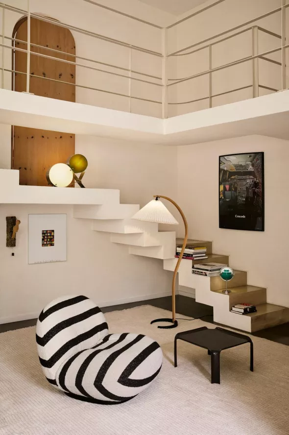 Gallery image for position 1