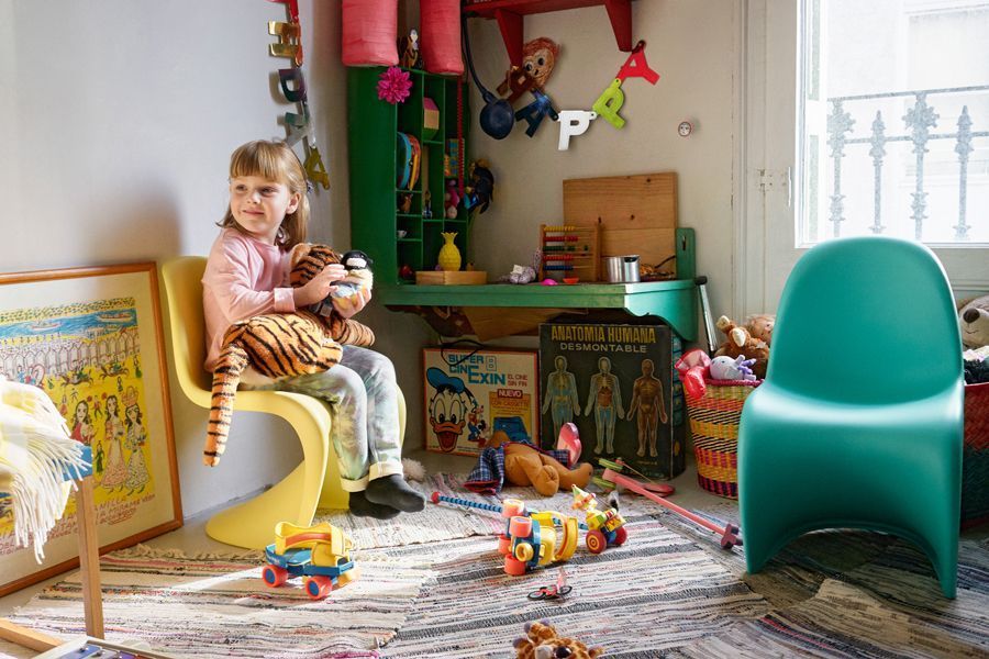 De Vitra Panton Junior kinderstoel is met een zithoogte van 35 centimeter geschikt voor kinderen tussen de 6 en 8 jaar.